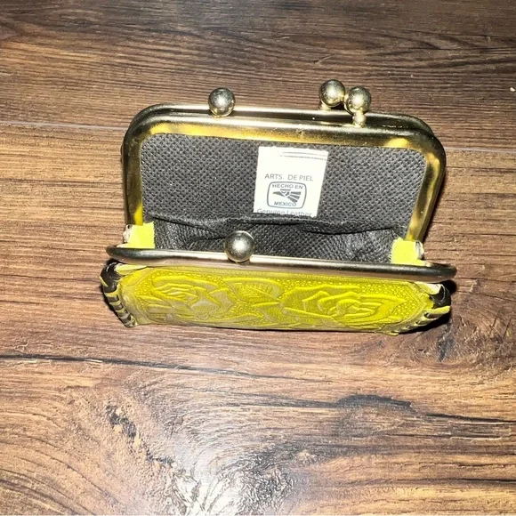 Sustainable leather embossed change purse - Picture 13 of 13